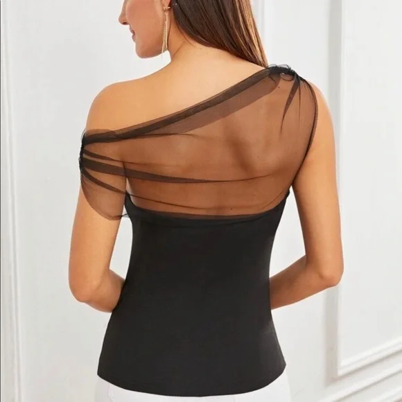 - 🆕 black Womans top with sheer shoulder detail - Picture 5 of 8
